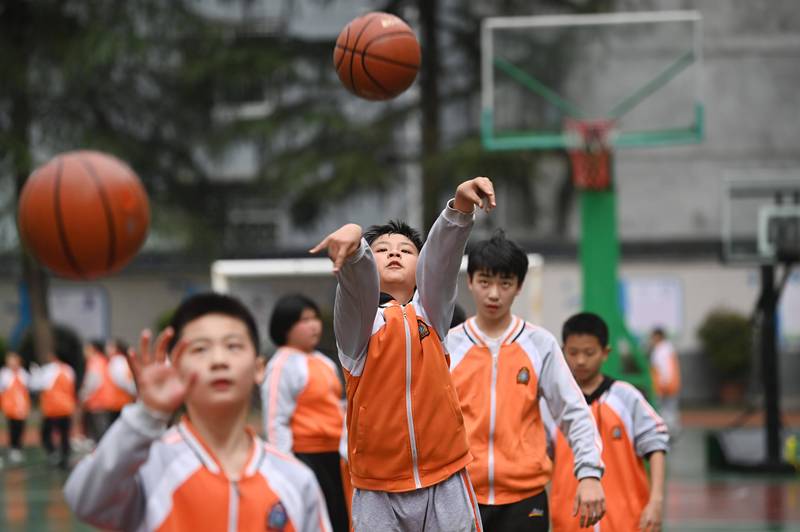 “校长跟占体育课教师打骂”，戳中了甚么痛点