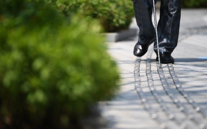 “不锈钢盲道”折射都市妄想盲点