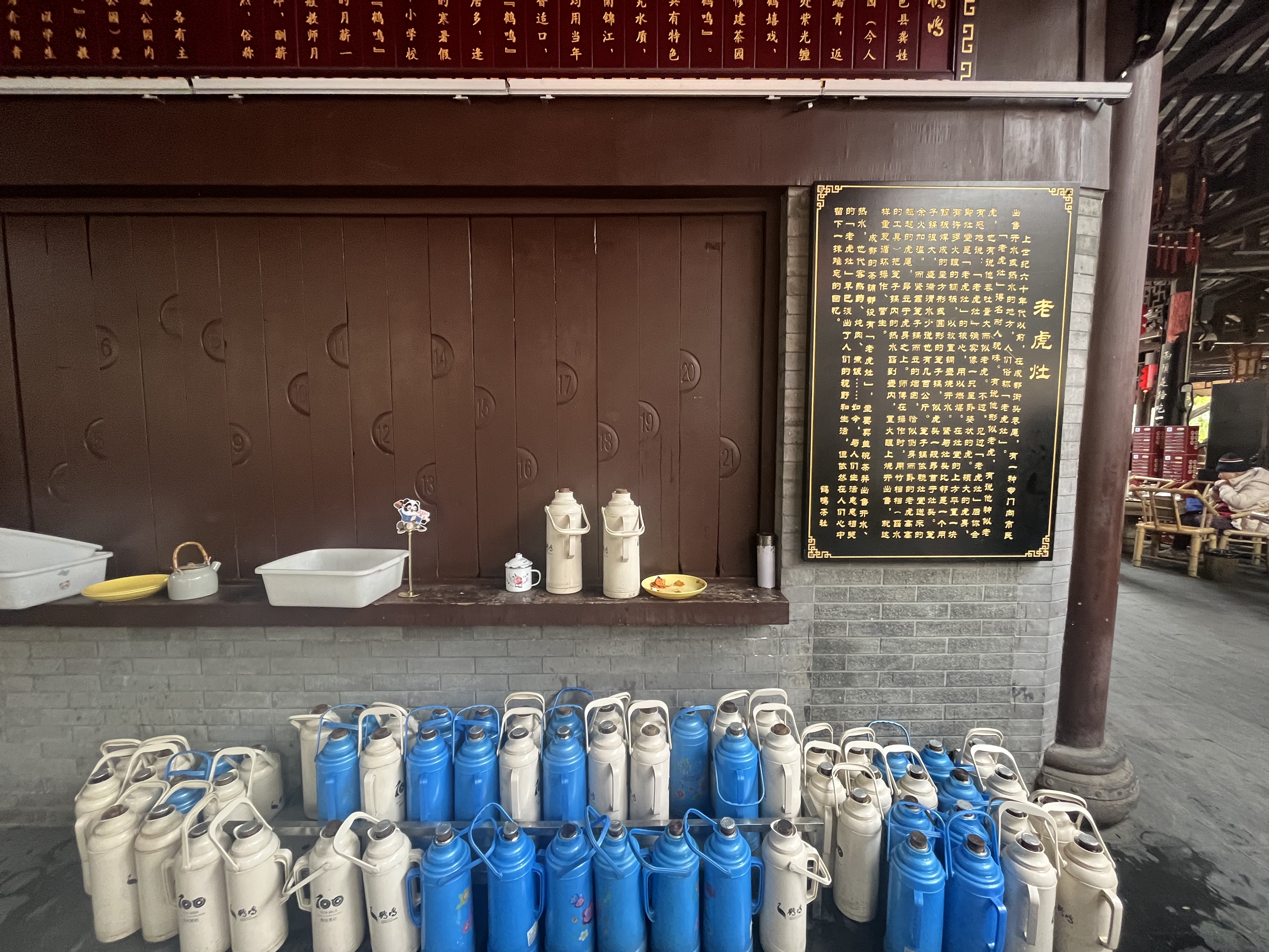 故乡里的中国①成都老茶客：在吱呀作响的竹椅上慢慢活(图2)