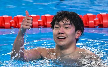 中國泳軍逆襲摘兩金，16歲小將說一個人強不是強