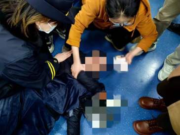 北京地铁上一名乘客突发癫痫昏迷，两名护士下班路上出手救助