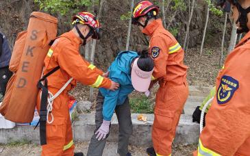 游客旧伤复发被困山上，北京密云消防员将其背下山