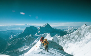 攀登珠峰如何从壮举成为生意？新书揭露冒险运动内幕