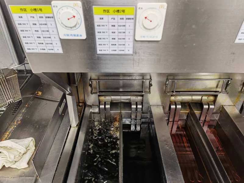 3月9日，麦当劳郑州卓越农联餐厅炸区，左侧油槽内的油过滤后仍呈墨色。送检的结果显示极性组分数值已超其规定数值。新京报调查组 摄