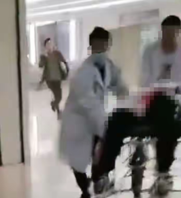 云南镇雄一男子医院内行凶致2死21伤，目击者：有医务人员受伤