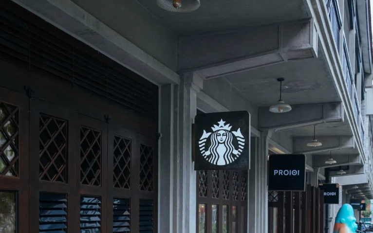 老人坐星巴克门口被劝离，打牌不应影响店家做生意