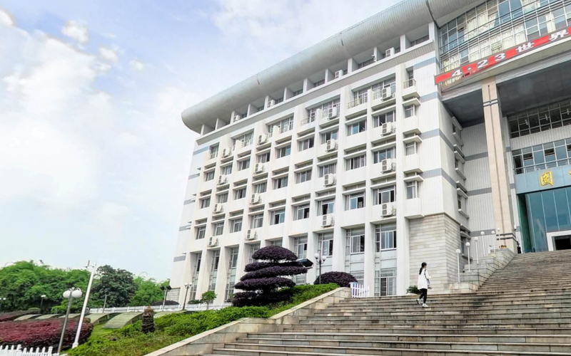 出租车入高校，除了“一律防止”尚有更优解吗