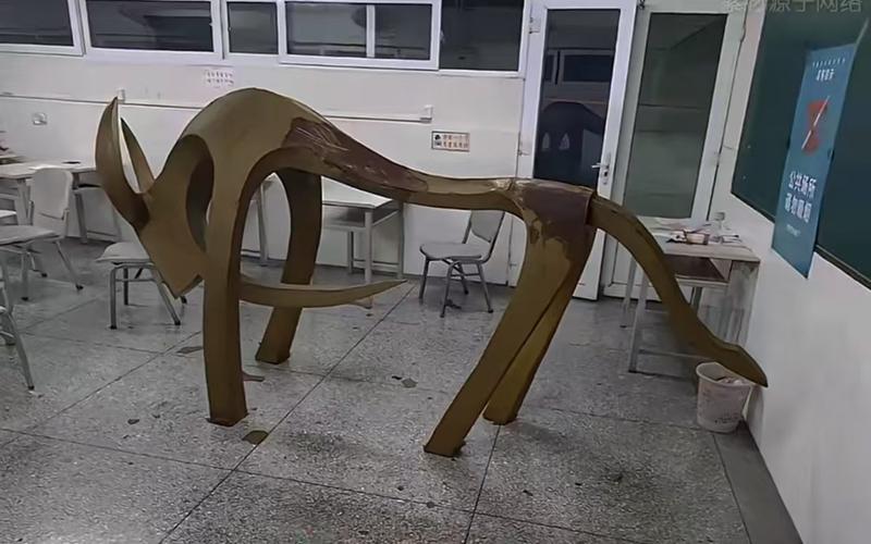 白昼上课破晓“搬牛”，高校传统亦是学生“独家影像”