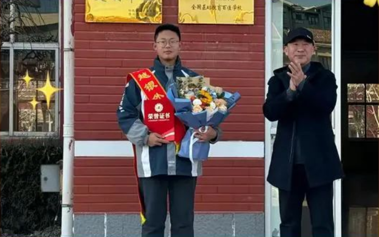 重奖“地震中背起同砚的少年”，呵护一颗严酷的种子