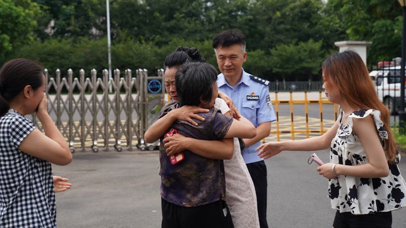 3年、8156条求助信息、318面锦旗：一位民警的寻亲账单