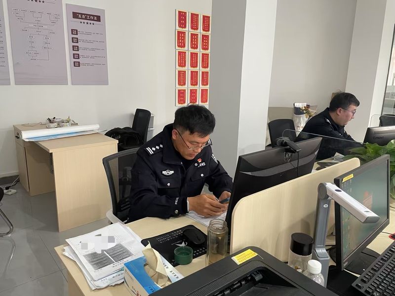 3年、8156条求助信息、318面锦旗：一位民警的寻亲账单