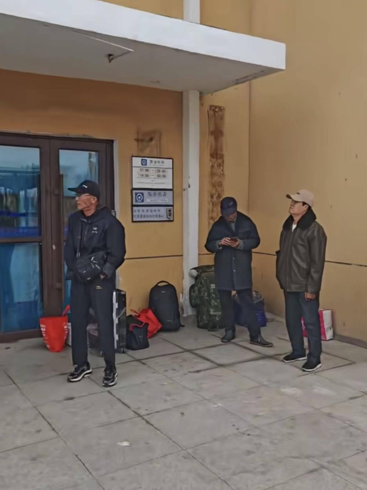 由于中午关门，旅客必须在冷风中等待，火车站