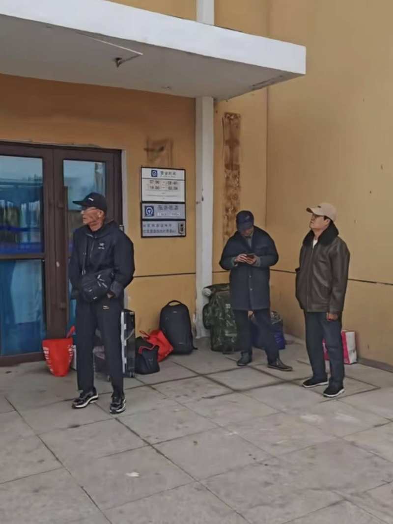 午间封锁旅客凉风中苦等，火车站效率少了些温度