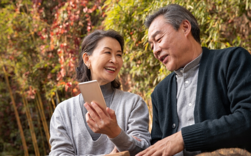 当银发族遇上短视频：“数字敬老”不是“独脚戏”