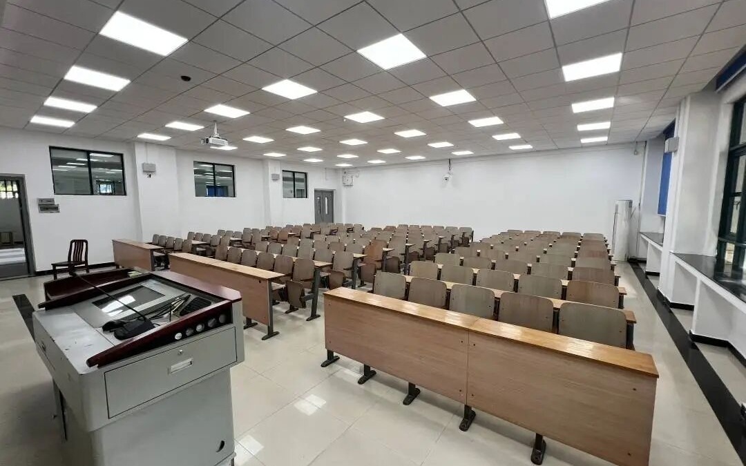 校友可花新台币1000元命名大学主席,结下感情纽带