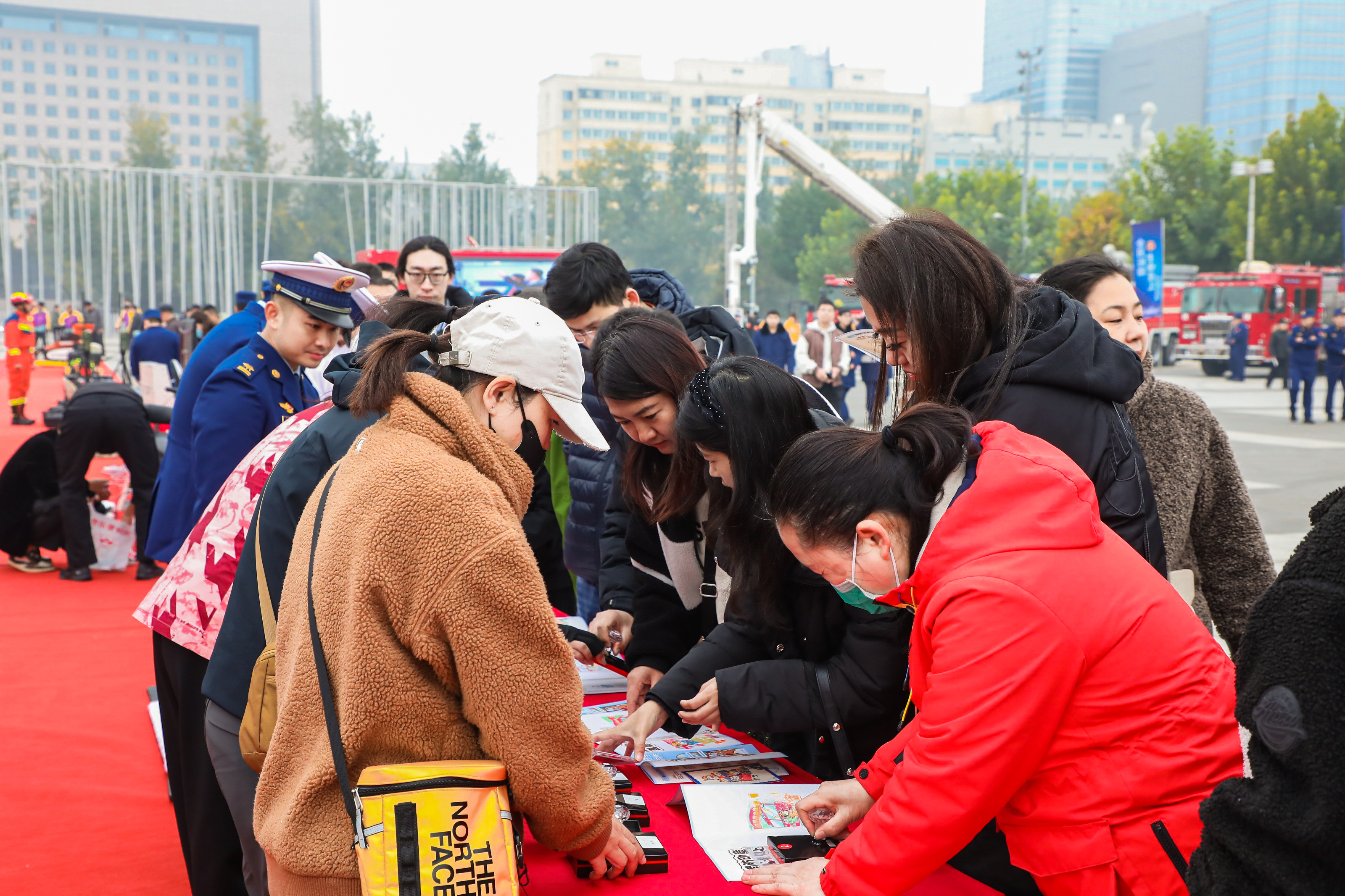 海淀区开展消防宣传月 电动自行车模拟火灾实验