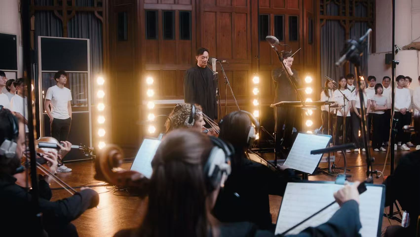 陈奕迅携手乐团伦敦演出《卡拉OK空中之王》 -