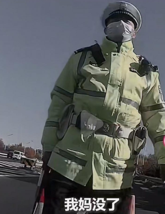 四环主路骑摩托奔丧被放行，何以赢患上400万次点赞