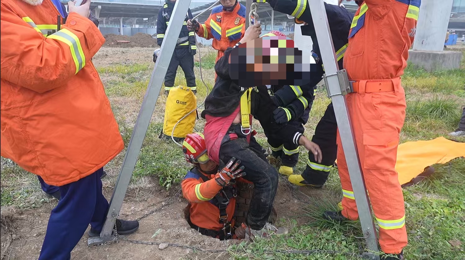 一名男子不慎掉入废弃井中受伤并被困。消防员