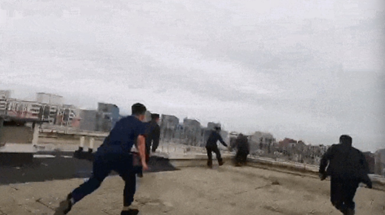 北京东城警方果断行动，救出楼顶自杀男子 - 新