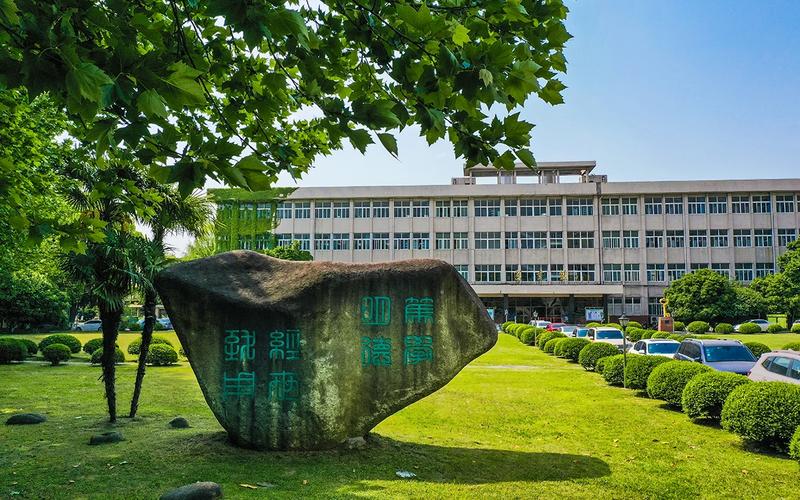 “首席迷信家”是否大骗子，大学患上有个说法