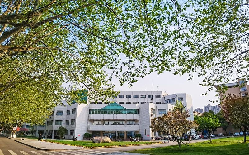 校向导何以成为了“首席迷信家”专利相助者？