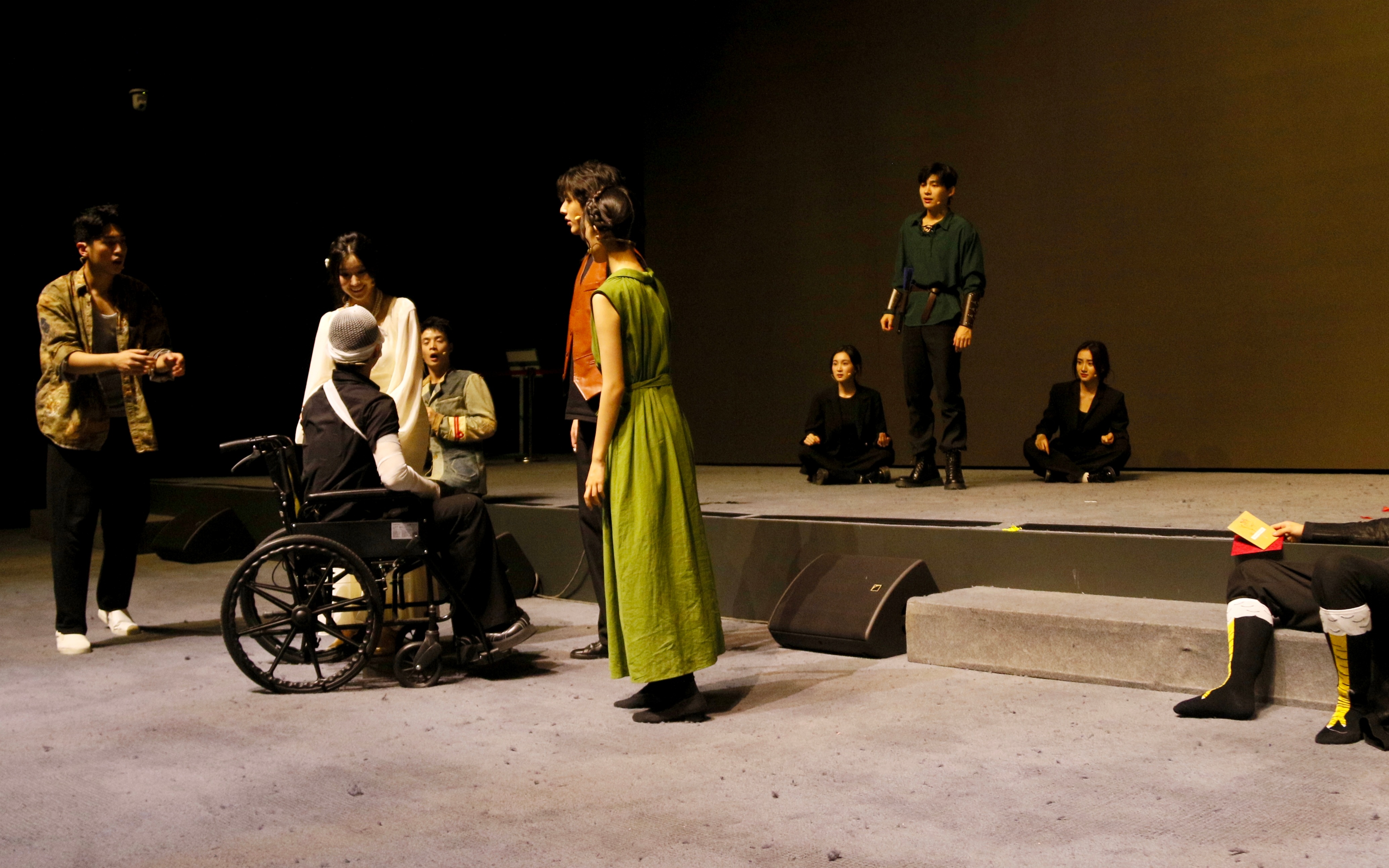 告别“流量一代”，让更多普通人站上舞台