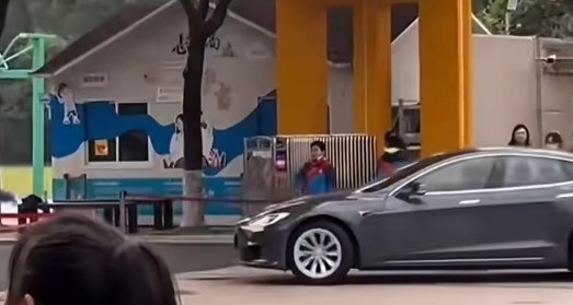 教师开车进校学生行礼，“尊师重道”变了味儿