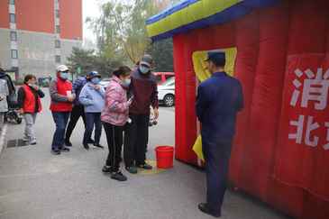 消防宣传进社区，老人和儿童现场体验“火场逃生”