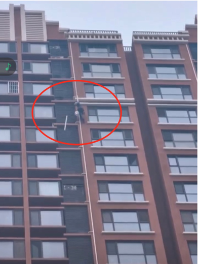 一名维修工从27楼扔了一根水管以防止出现问题。