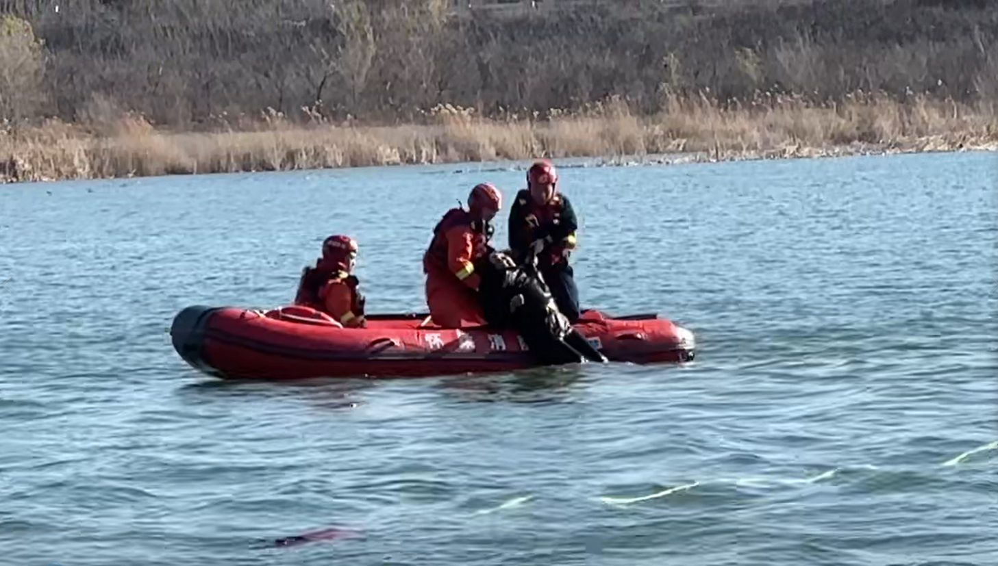 一名女子跳入潮白河自杀，被渔民发现。消防员