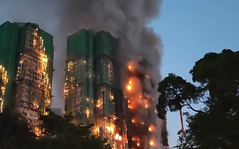 香港大埔火灾造成44人死亡。消防官员：搜救行动