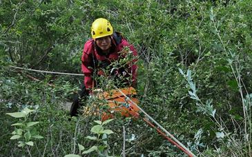 山岳救援隊員的極限日常：用繩索、擔(dān)架和臂膀為生命開辟通道