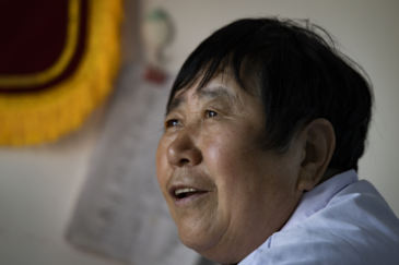 村医晋怀花：行医五十载，是大山里的120