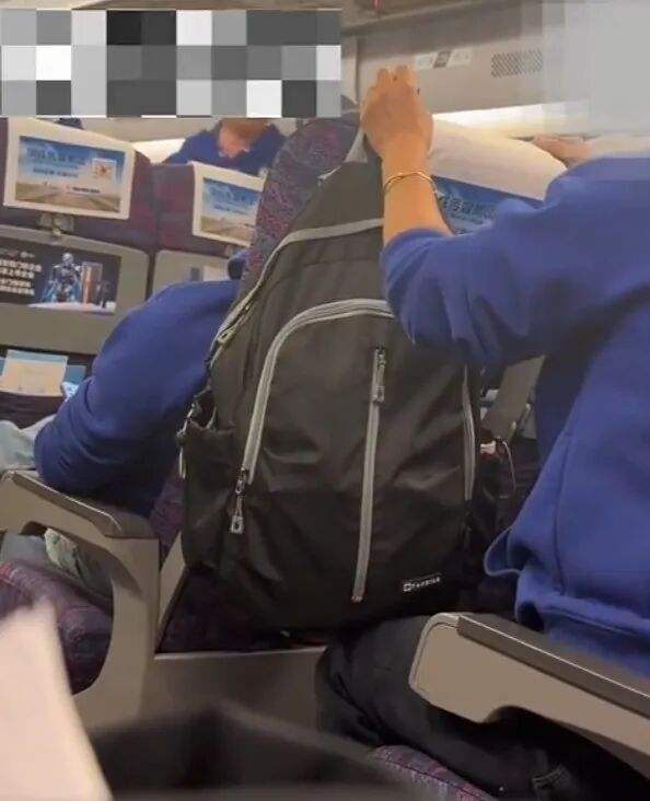 高铁上放声高歌，果真场所不能只顾自己“嗨”