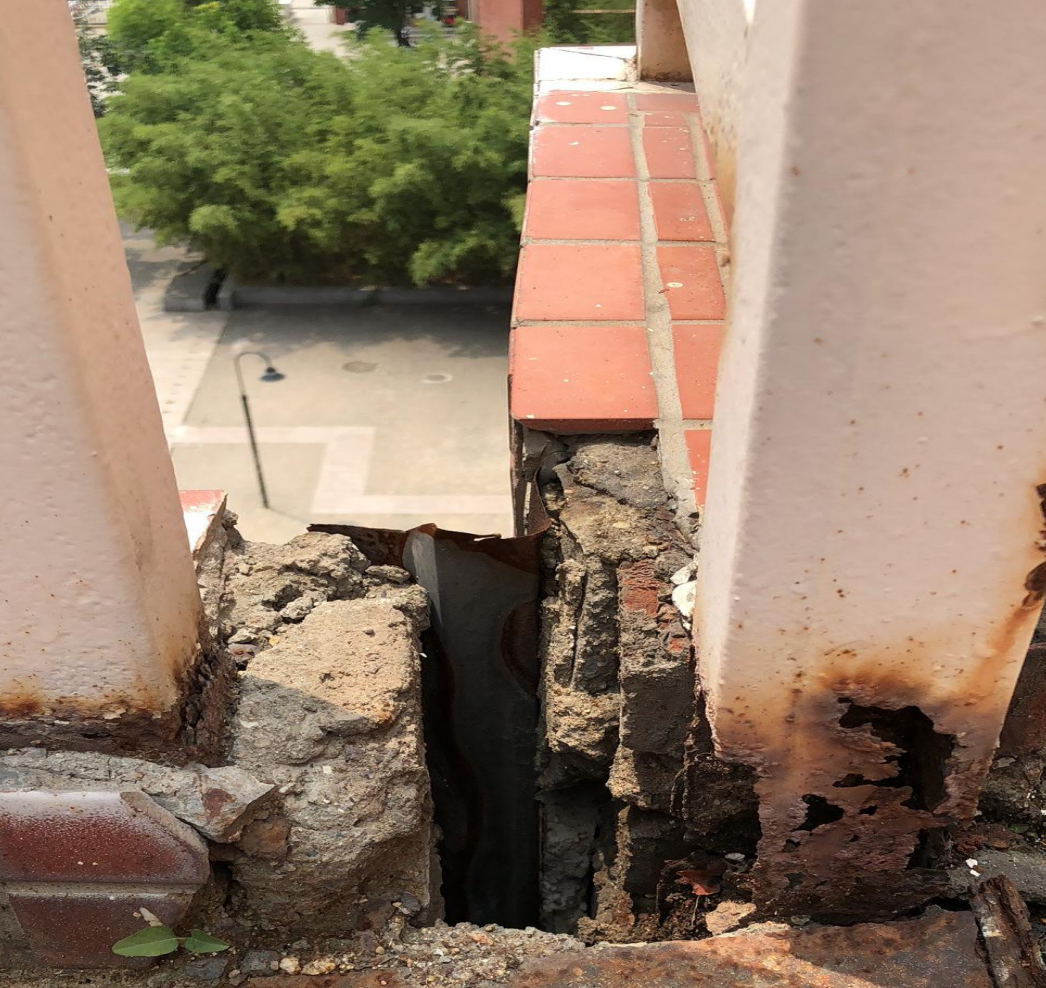 郑州一中学栏杆断裂，导致一名学生坠楼受重伤