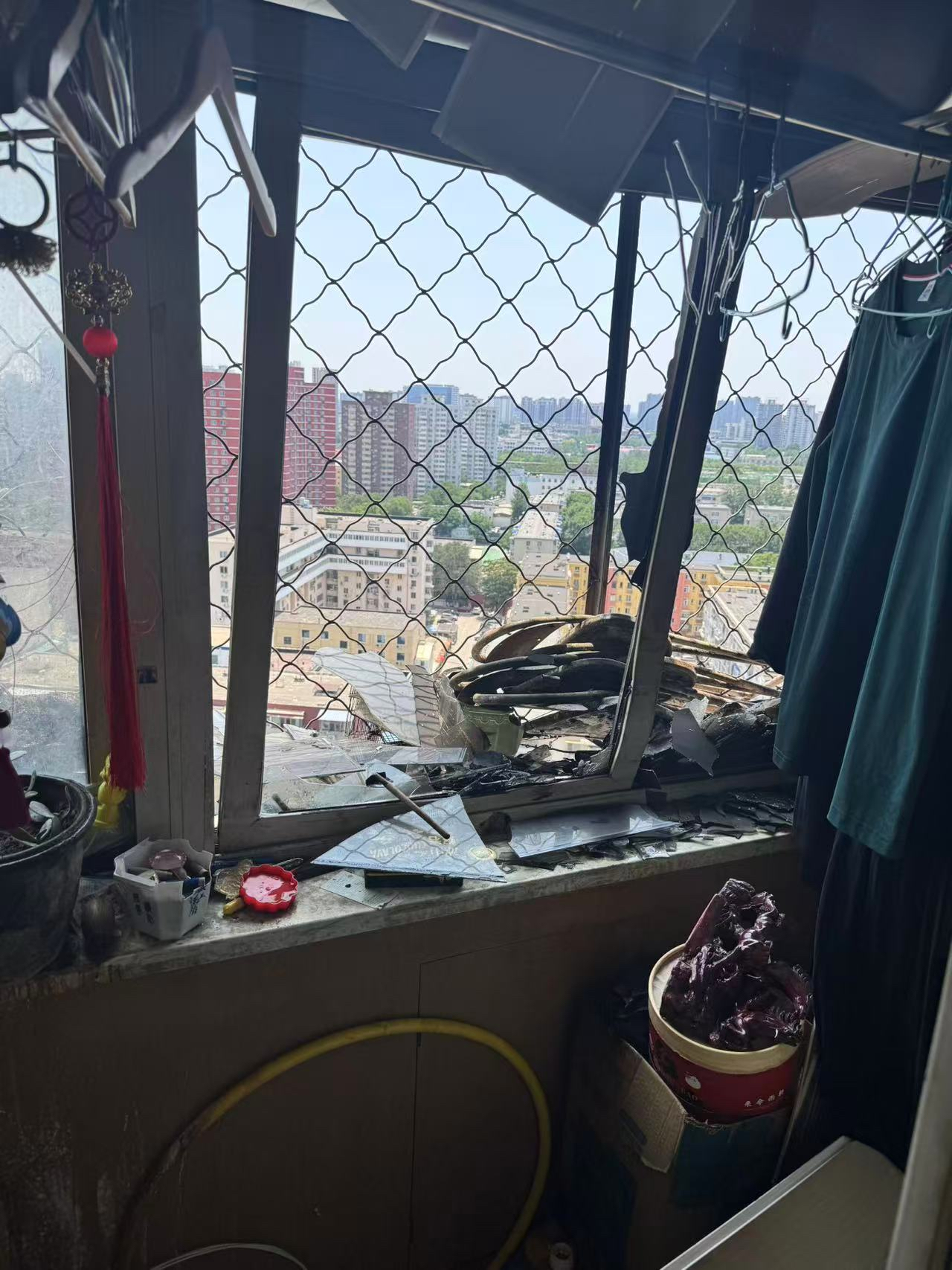 消防实验：烟头变“火种”，被子一接触就闷烧