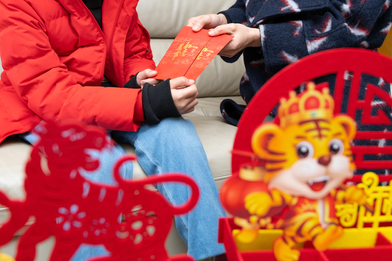 孩子报警“有大盗抢钱”，怙恃代管压岁钱下场在哪里？