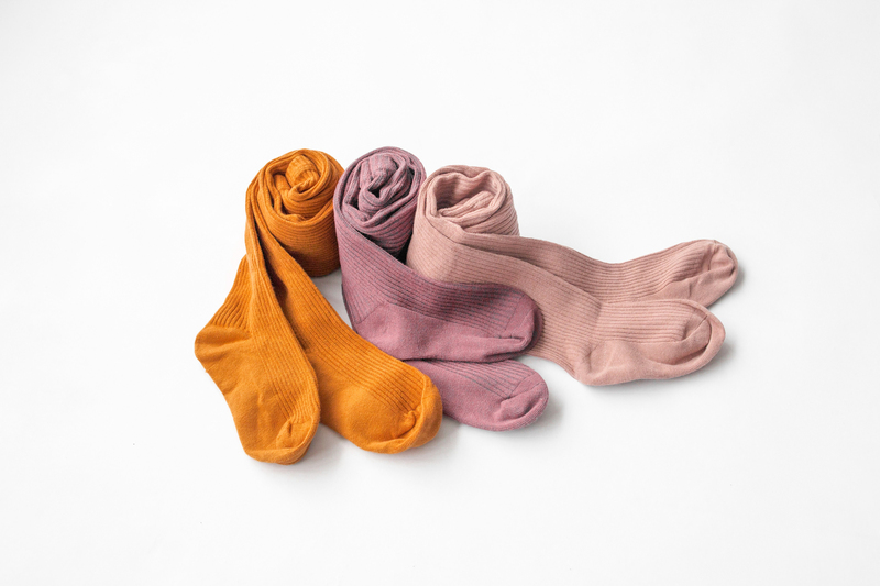 袜子印上狗牵女性图，莫把低俗当创意