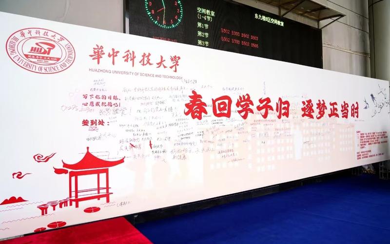 教师课堂“戴王冠”：脚色加冕，知识登堂