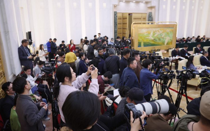 凋谢团组，下层代表答记者问“土壤味”很接地气