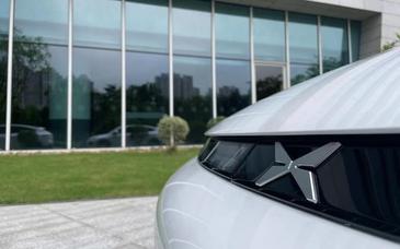 小鵬汽車(chē)2024年凈虧損收窄，盈利時(shí)間被理想、零跑超越