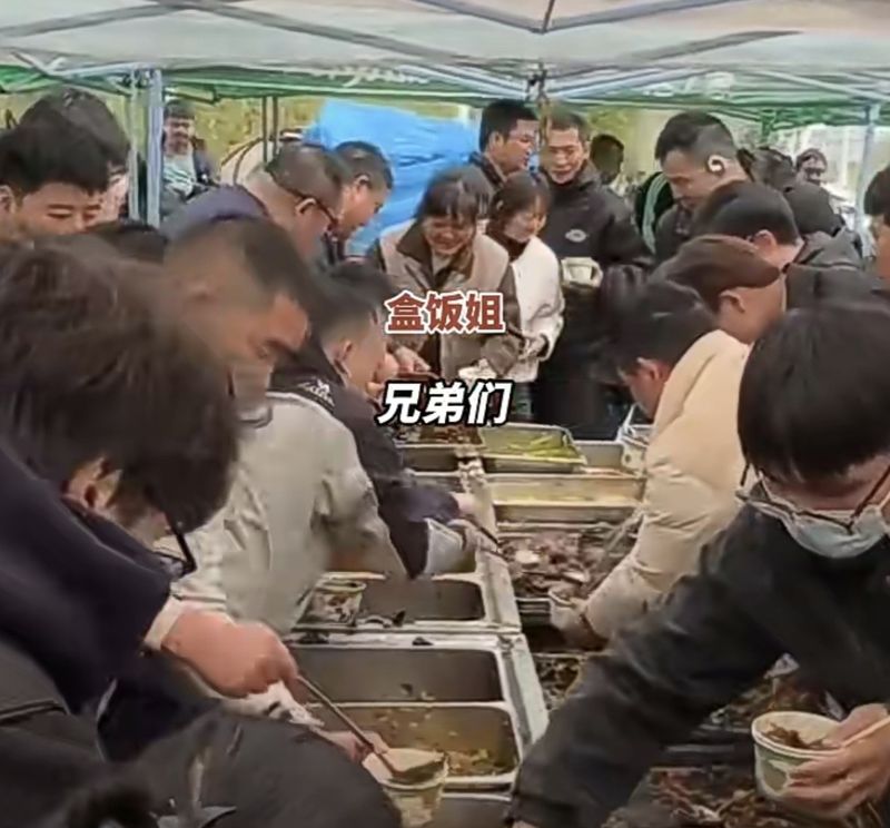 盒饭姐“10元管饱”的盛意，不应被辜负