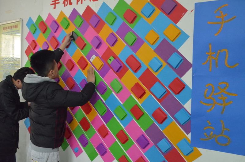 当罢手机遇上“00后”，大学课堂这道题奈何样解？