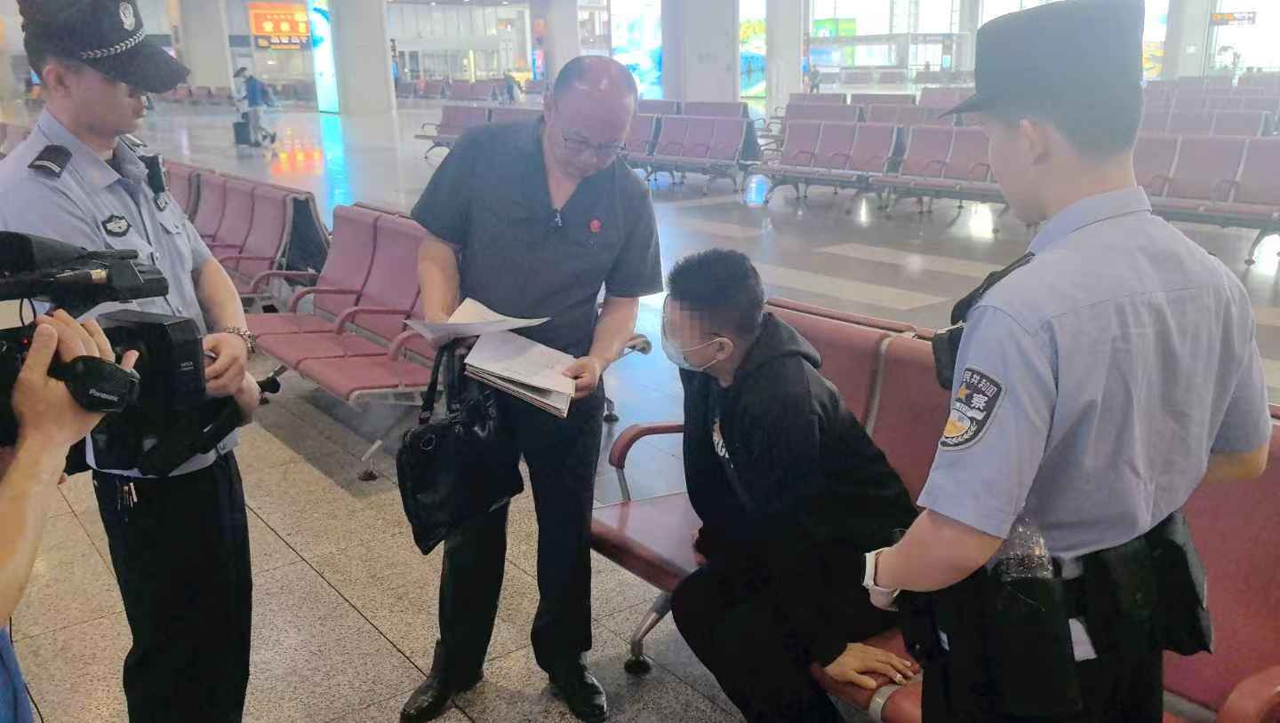 “老子”乘火车抵达北京，火车警察和法官联手
