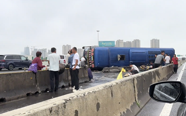 上海一高速路段大巴遇車(chē)禍側(cè)翻，致1死2重傷