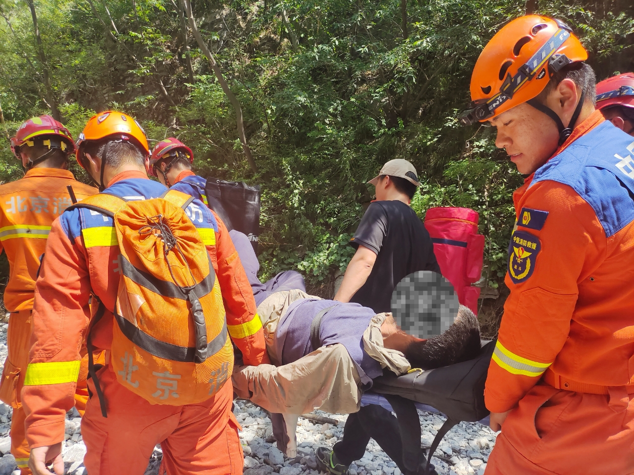 这位60岁的男子被困在野山中四天，拒绝救出。