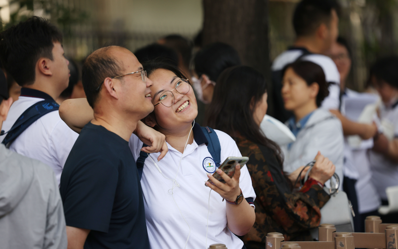 品茗打牌刷手机，家长“佛系陪考”还高考一份艰深心