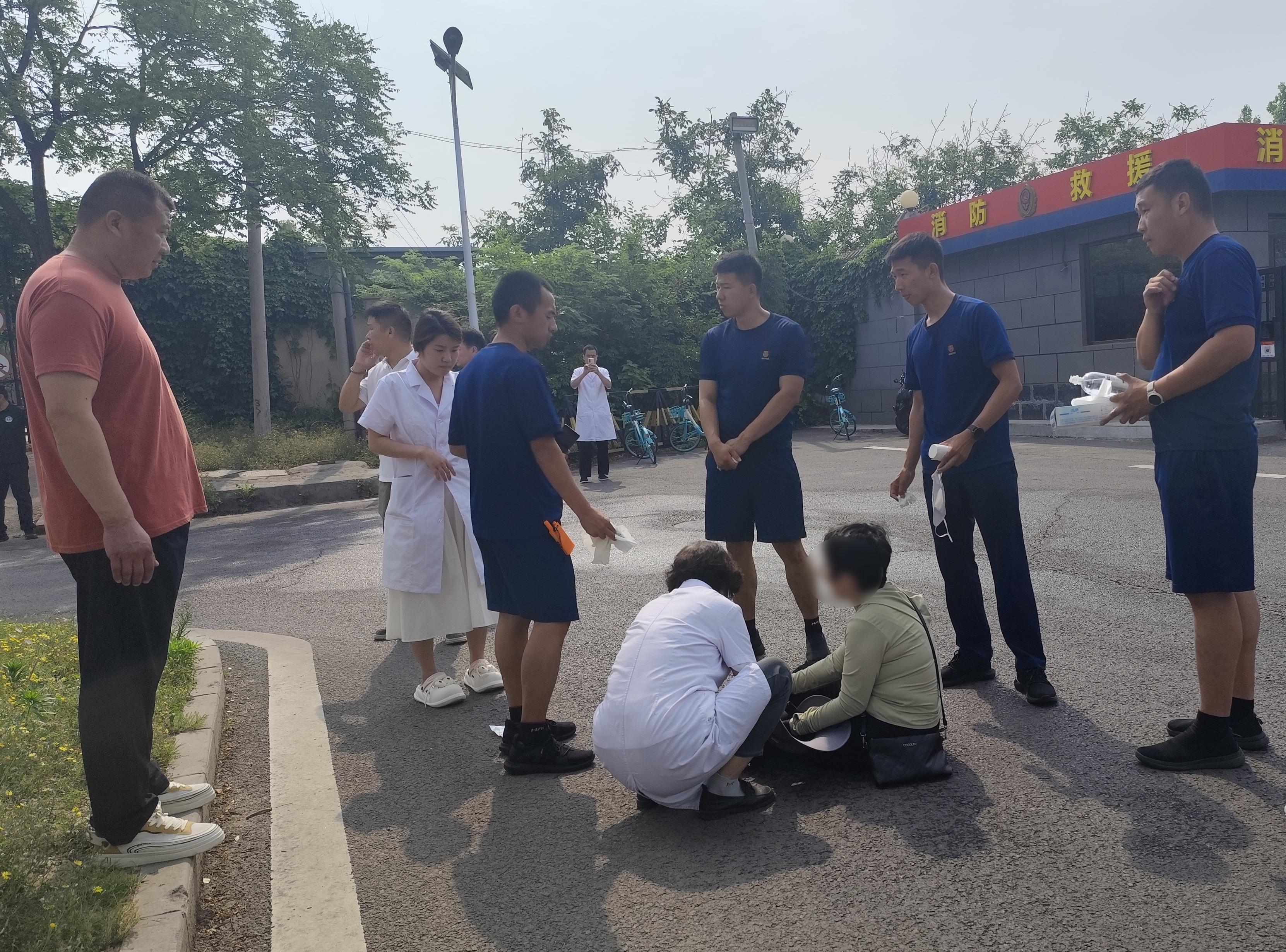 一名70岁的男子摔倒在消防局前的一辆自行车上。