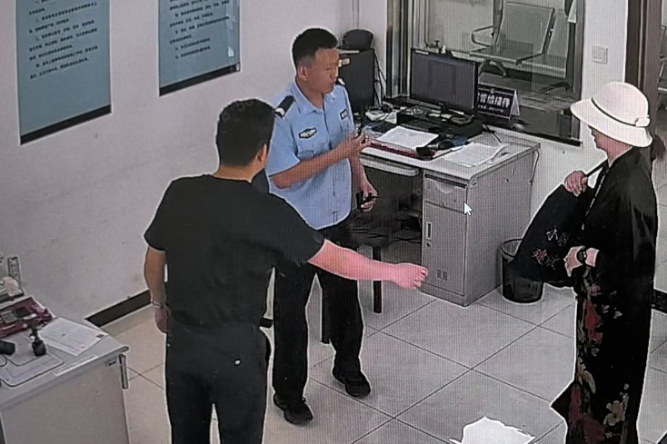 派遣候选人后，他用审核材料丢失了手机。警察